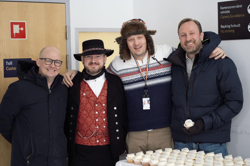 Et samarbeid om å gjøre norske vinteropplevelser tilgjengelig for et bredere publikum, til glede for både lokalt næringsliv og skientusiaster i Europa. Fra venstre leder for knutepunkt- og partnerskapsutvikling i Avinor Joachim Westher Andersen, reiselivsdirektør i Rada Reiseliv Sten Harald Norund Hansson, Tittel i Avinor Martin Langaas og kommersiell leder i Alpinco Jonas Bjørnerud.